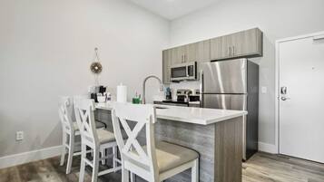 Signature Condo, 1 King Bed with Sofa bed | In-room dining