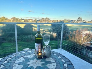 Outdoor dining - The Tournament House, Luxe Golf Resort Sanctuary Lakes, 20km to Melbourne Center (Point Cook)