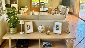A cozy living room with a wooden bench, a clock, and a view of the outdoors through a glass door. - Provencal house with private pool in the heart of Provence Verte - Cotignac (Cotignac)