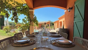 A dining table set for six with woven placemats, plates, and cutlery. - Provencal house with private pool in the heart of Provence Verte - Cotignac (Cotignac)