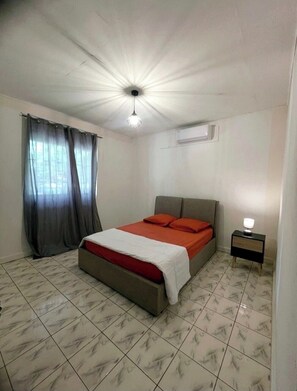 Iron/ironing board, free WiFi, bed sheets
