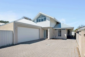 Exterior - Spacious Luxury Home, City Stay - Walk to Restaurants (East Victoria Park)
