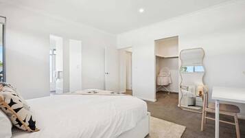 3 habitaciones, tabla de planchar con plancha, wifi y ropa de cama