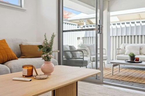 Spacious Luxury Home, City Stay - Walk to Restaurants