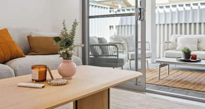 Spacious Luxury Home, City Stay - Walk to Restaurants