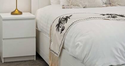The Laneway | Café Strip + Teen Loft, Sleeps 6