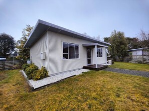 Exterior - Cosy Cabin in the Loop (Te Anau)
