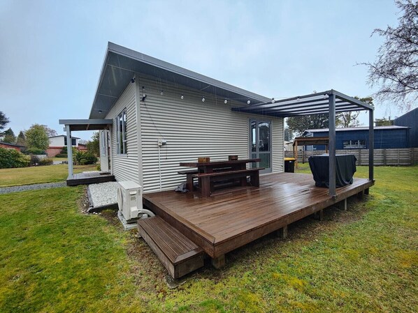Outdoor dining - Cosy Cabin in the Loop (Te Anau)