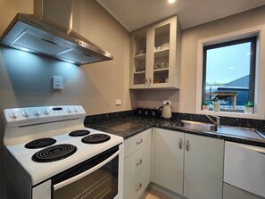 Fridge, microwave, oven, stovetop - Cosy Cabin in the Loop (Te Anau)