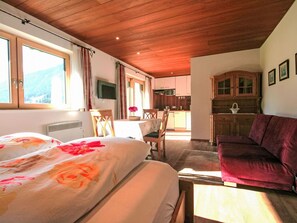 1 bedroom, free WiFi, bed sheets