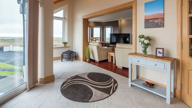 TV, fireplace, DVD player - Wonderful private villa for 17 people with hot tub, WIFI, TV, patio and panoramic view (Daliburgh)