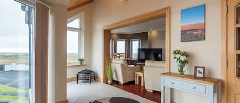 Fernseher, Kamin, DVD-Player