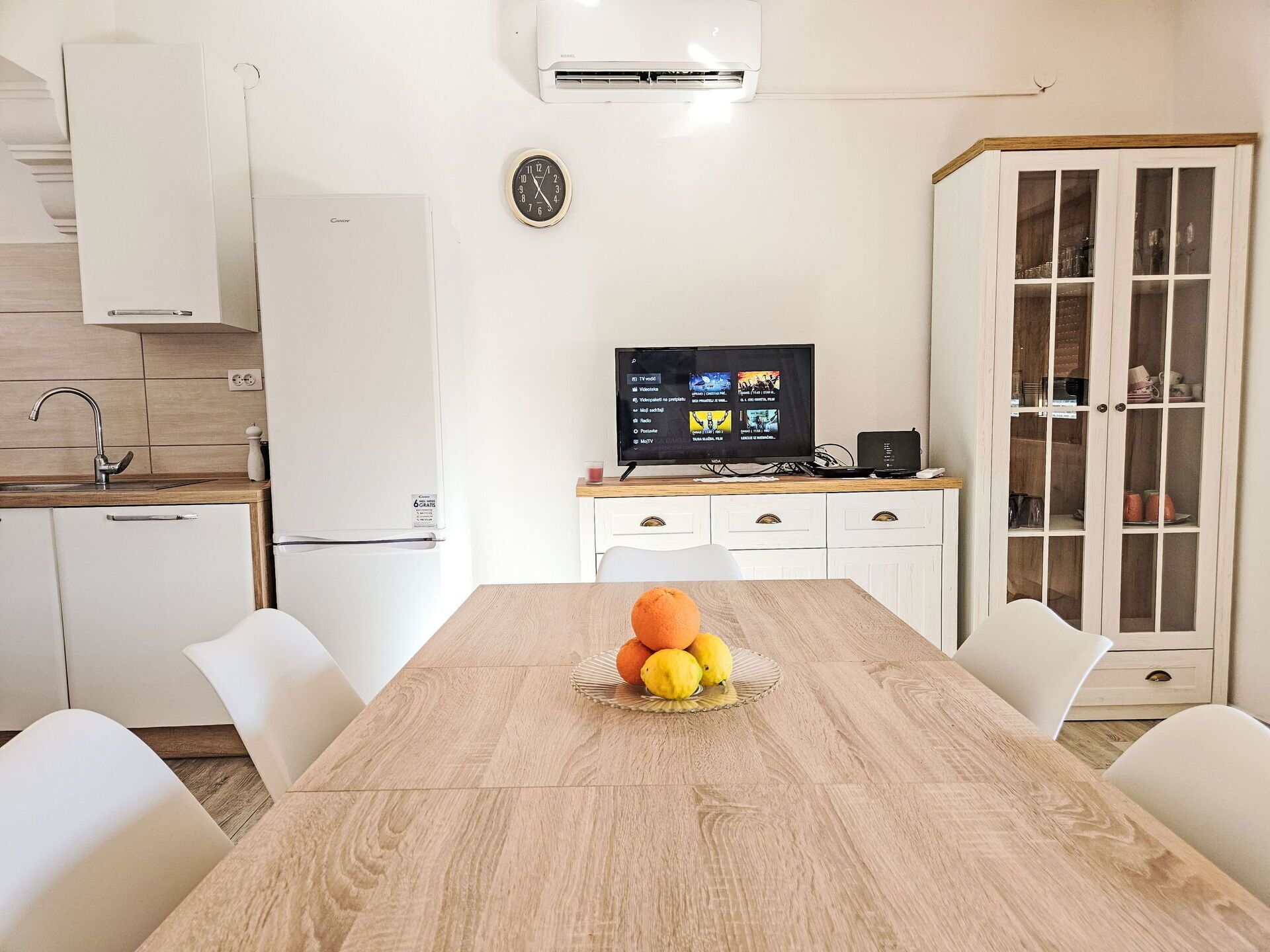Mueble, Diseño De Interiores, Piso, Suelo, Madera, Mesa, Habitación, Gabinetes, Cocina Y Comedor Mesa, Silla