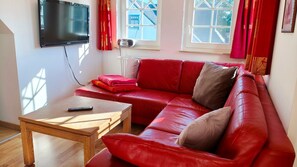 Fernseher, Kamin, Stereoanlage