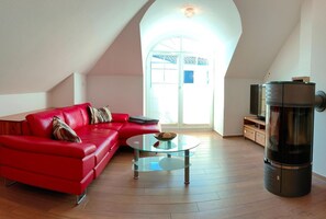 Fernseher, Kamin, Stereoanlage