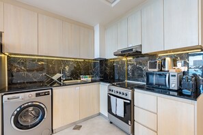 ثلاجة، ميكروويف، فرن، موقد طهي مسطح