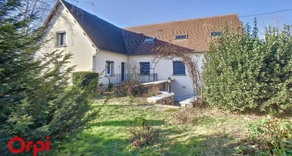 A Montmarault, L'Arbre de Vie vous propose 2 couchages et 2 salles d'eau