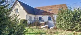 In Montmarault, L'Arbre de Vie offers 2 beds and 2 bathrooms.