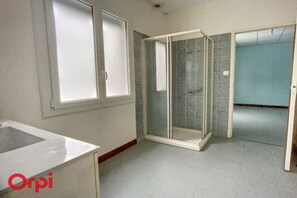 تجهيزات دش، مجففات شعر، مناشف، صابون