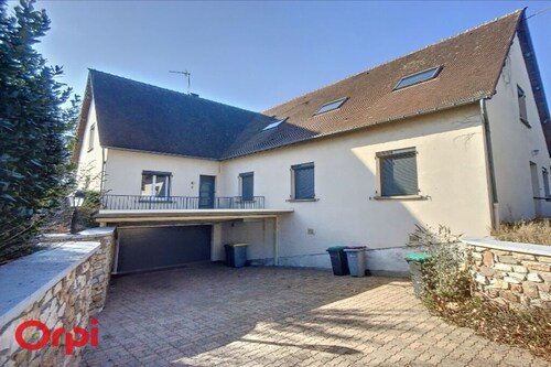 A Montmarault, L'Arbre de Vie vous propose 2 couchages et 2 salles d'eau