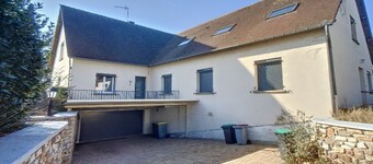 A Montmarault, L'Arbre de Vie vous propose 2 couchages et 2 salles d'eau