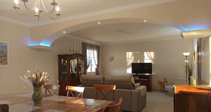 GĂźte climatisĂ© 90 mÂČ
Piscine, entiÚrement rénové, vue Dentelles & Ventoux