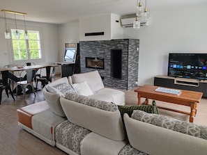 Televisión y chimenea 