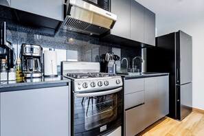 Frigorifero, microonde, piano cottura, macchina per tè/caffè