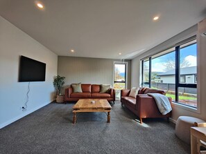 TV - Luxury on Luxmore Drive (Te Anau)