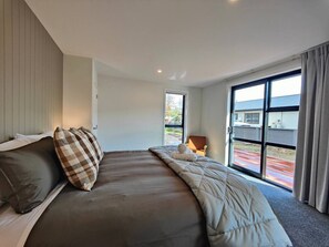 4 bedrooms, WiFi, bed sheets - Luxury on Luxmore Drive (Te Anau)