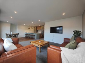 TV - Luxury on Luxmore Drive (Te Anau)