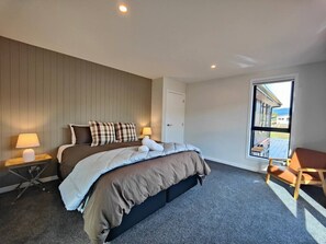 4 bedrooms, WiFi, bed sheets - Luxury on Luxmore Drive (Te Anau)