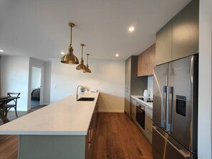 Fridge, microwave, oven, stovetop - Luxury on Luxmore Drive (Te Anau)