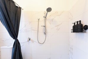 Dusche, Haartrockner, Handtücher, Seife