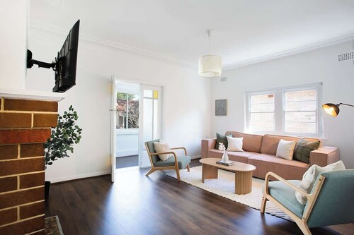 The Heri | Charming 2BR Glebe Retreat with Parking - Walk to Markets and Shops