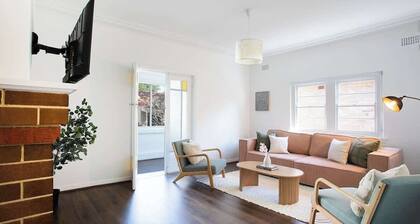 The Heri | Charming 2BR Glebe Retreat with Parking - Walk to Markets and Shops