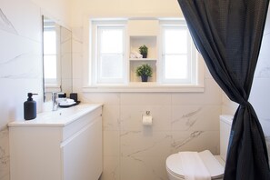 Shower, hair dryer, towels, soap - Spacious Glebe Retreat · Yard & Parking · Pet Friendly (Glebe)