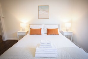 2 bedrooms, iron/ironing board, travel cot, WiFi - Spacious Glebe Retreat · Yard & Parking · Pet Friendly (Glebe)
