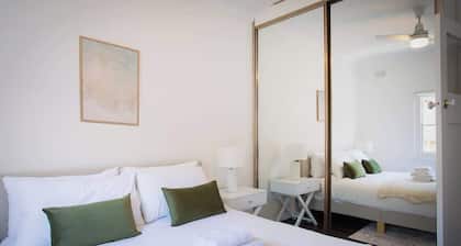 The "Heri" a 2Bed Glebe Retreat with Garden, BBQ & Free Parking