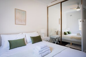 2 habitaciones, tabla de planchar con plancha, cuna de viaje y wifi 