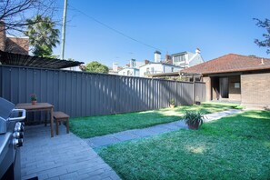 Outdoor dining - Spacious Glebe Retreat · Yard & Parking · Pet Friendly (Glebe)