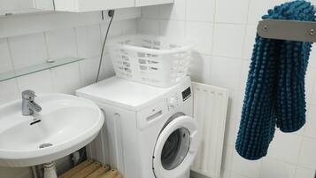 Douche, serviettes fournies, savon, papier toilette