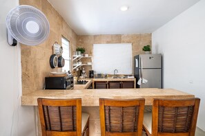 Refrigerador, microondas, parrilla de estufa y cafetera y tetera 