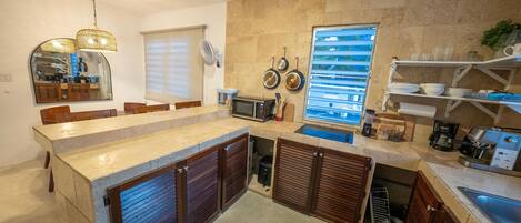 Køleskab, kogeplade, kaffe-/temaskine, køkkentøj/tallerkener/redskaber