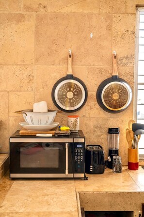 Refrigerador, microondas, parrilla de estufa y cafetera y tetera 