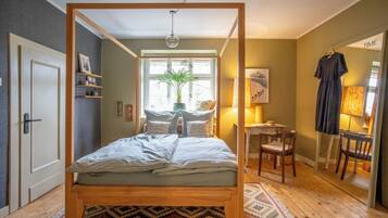 6 bedrooms, iron/ironing board, WiFi, bed sheets