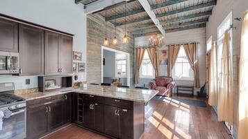 冰箱、微波炉、烤箱、炉灶