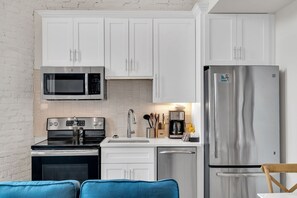 Réfrigérateur, four à micro-ondes, un four, surface de cuisson
