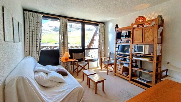 A cozy room with a bed, two chairs, a wooden desk, and a bookshelf. - Studio cabin for 6 with balcony and equipped kitchenette in Piau-Engaly (Piau-Engaly)
