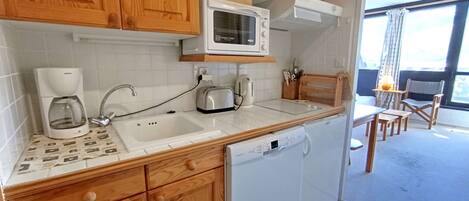 ثلاجة، ميكروويف، فرن، موقد طهي مسطح